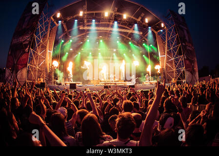 MADRID - 30.Juni: Die Masse in einem Konzert im Download (Heavy Metal Musik Festival) am 30. Juni 2019 in Madrid, Spanien. Stockfoto