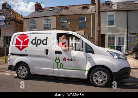 DPD Fahrer Steve Moore freut sich über seine neue elektrische Nissan Transporter, trotz anfänglicher Vorbehalte Stockfoto