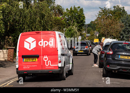 DPD Fahrer Steve Moore freut sich über seine neue elektrische Nissan Transporter, trotz anfänglicher Vorbehalte Stockfoto