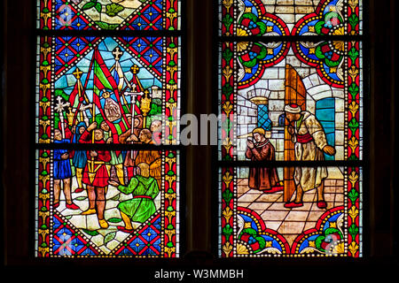 Seitenfenster aus Buntglas der Kathedrale von Leon, auch Haus des Lichts genannt. Nordwestspanien Stockfoto