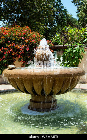 Schöne, große im spanischen Stil mit Brunnen fallen, Spritzwasser und Bougainvillea im Hintergrund. Descanso Gardens, La Cañada Flintridge, CA. Stockfoto