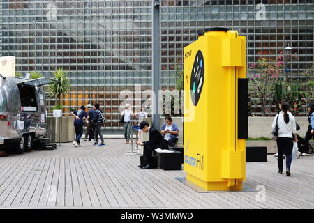 Ein riesiges Modell eines Sony Sports Walkman in Ginza Sony Park. Es ist Teil einer Ausstellung 40. Geburtstag des Walkman® zu gedenken. (Juli 2019) Stockfoto