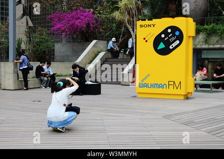 Ein riesiges Modell eines Sony Sports Walkman in Ginza Sony Park. Es ist Teil einer Ausstellung 40. Geburtstag des Walkman® zu gedenken. (Juli 2019) Stockfoto