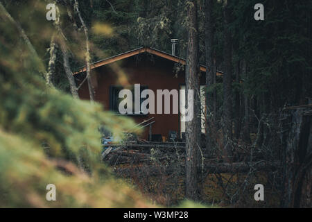 Eine einfache Trapper Cabin in den Wäldern des Yukon Territory. Kanada Stockfoto