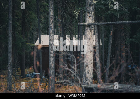 Eine einfache Trapper Cabin in den Wäldern des Yukon Territory. Kanada Stockfoto