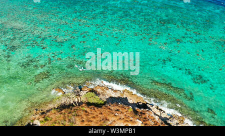 Luftaufnahme Wasseroberfläche mit Wellen und Küste tropischen Insel. Lagune mit türkisblauem Wasser. top View blue water Stockfoto