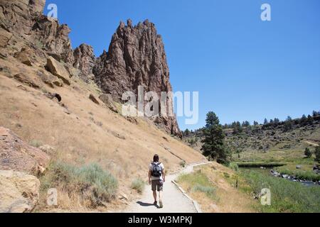 Ein Mann Wandern in Smith Rock State Park in Terrebonne, Oregon, USA. Stockfoto