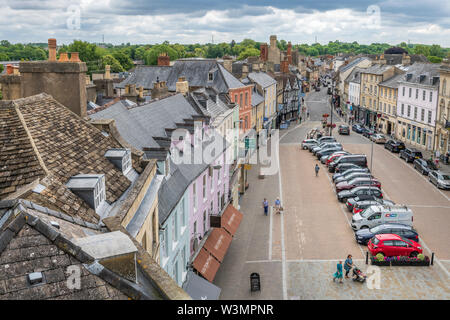 Cirencester Gloucestershire. Die neue Fußgänger-Layout von Cirencester Markt als von St. Johannes der Täufer Kirche Dach gesehen. Stockfoto