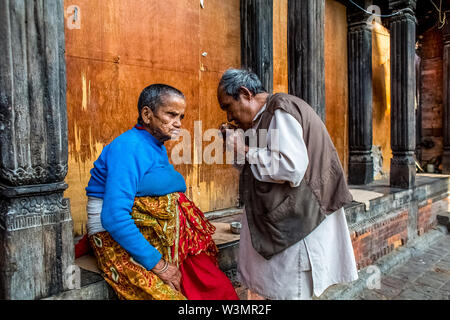 Leben nach dem Erdbeben. Älterer Mann und Frau an einem alten Menschen zu Hause, in Panchadeval, Pashupatinath, Kathmandu. Ein Erdbeben der Stärke 7.8 struck Nepal bei 11:56 morgens, am 25. April 2015, töteten mindestens 7000 Menschen. Kathmandu, Nepal. Mai 2, 2015. Stockfoto