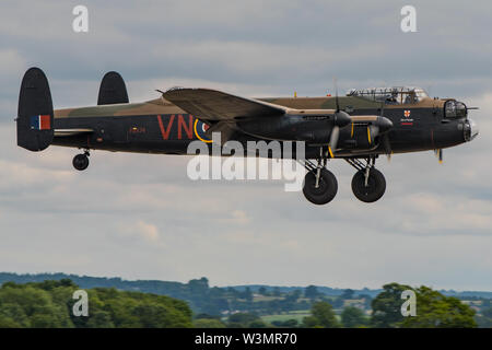 Die RAF die Schlacht um England Memorial Flight Avro Lancaster Bomber Vorbereitung auf RNAS Yeovilton, Deutschland an Land, nachdem es für die Luft am 13/07/19. Stockfoto