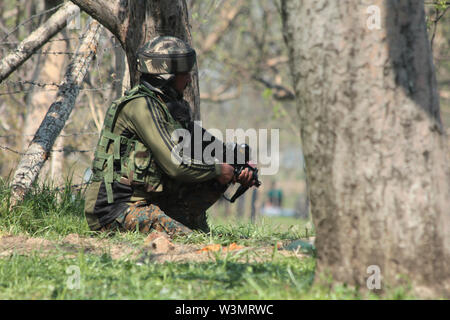 Eine indische Armee Soldat nimmt seine Position in der Nähe der Ort einer gunbattle mit Verdacht auf millitants Kachdoora Dorf im Süden von Kaschmir Shopian Bezirk auf April 01-2018. Stockfoto