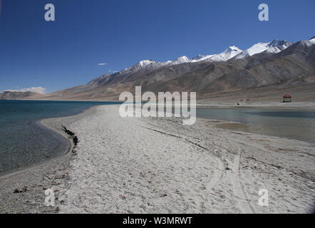 Endorheric pangong Lake ist ein See im Himalaya in einer Höhe von über 4.350 m (14,270 ft) Es ist 134 km (83 mi) Lange gelegen und erstreckt sich von Indien bis China. Etwa 60% der Länge der See liegt in China. Der See ist 5 km (3.1Mi) breit an seinem brodest. Alle zusammen Es umfasst 604 Km. Im Winter thr See friert komplett. Stockfoto