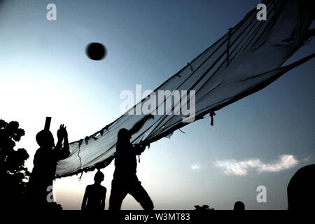 Kinder spielen Volleyball in tieferen Leben Lagerplatz, einer nichtstaatlichen Lager für Vertriebene in Kwana Waya, Yola Süd, Adamawa Zustand. Die meisten der Vertriebenen Kinder bevorzugen psycho-sozialen Aktivitäten auf die formale Ausbildung. Die meisten Dörfer vom Aufstand betroffen sind pädagogisch schlecht. Dies ist einer der Gründe der formalen Bildung nicht unter Kinder von Vertriebenen zu gedeihen. Stockfoto