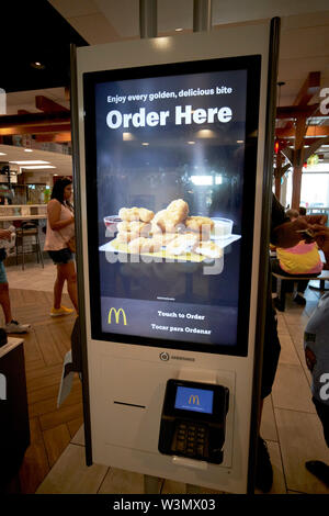 Automatische Bestellung und Zahlung Systeme in der Weltgrößten entertainment McDonalds Restaurant auf dem International Drive Orlando Florida USA Stockfoto