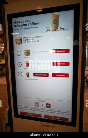 Abschließen einer Bestellung auf die automatische Bestellung und Zahlung Systeme in der Weltgrößten entertainment McDonalds Restaurant auf dem International Drive Orla Stockfoto