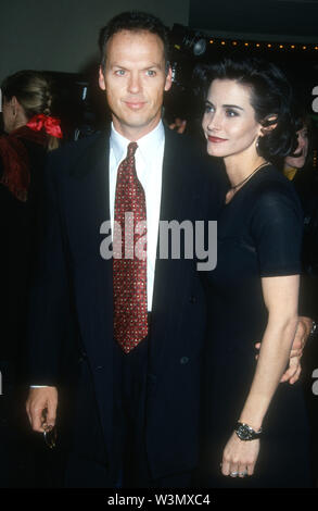 Michael Keaton Courtney Cox 1994 Foto von Michael Ferguson/CelebrityArchaeology.com Stockfoto