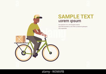 Postman in Uniform Reiten Fahrrad Durchführung Karton Paketbox afrikanische amerikanische Kurier-, Express- Service Konzept Flachbild voller Länge horizontal Stock Vektor