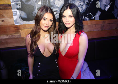 Indien Reynolds partying mit Seite 3 girl friends Emma Glover und Scarlett Howard zu Nachtclub/Bar Twisted Monkey am zweiten Weihnachtstag 2018. Stockfoto