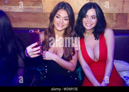 Indien Reynolds partying mit Seite 3 girl friends Emma Glover und Scarlett Howard zu Nachtclub/Bar Twisted Monkey am zweiten Weihnachtstag 2018. Stockfoto