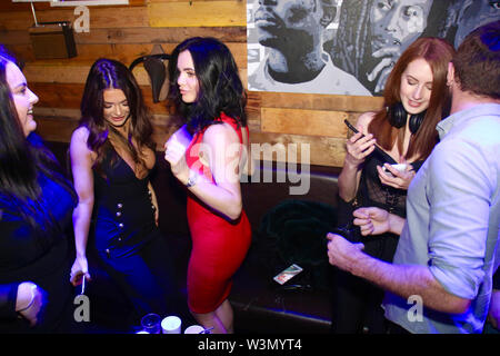 Indien Reynolds partying mit Seite 3 girl friends Emma Glover und Scarlett Howard zu Nachtclub/Bar Twisted Monkey am zweiten Weihnachtstag 2018. Stockfoto