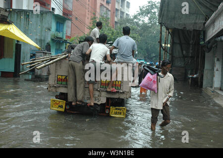 Überflutete Straßen von Kalkutta während des Monsuns verursachen Probleme im täglichen Leben. In West Bengalen, Indien. August 19, 2005. Stockfoto