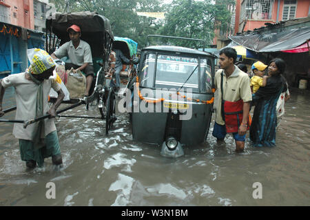 Überflutete Straßen von Kalkutta während des Monsuns verursachen Probleme im täglichen Leben. In West Bengalen, Indien. August 19, 2005. Stockfoto