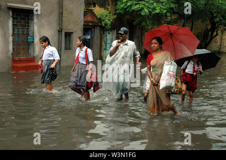 Überflutete Straßen von Kalkutta während des Monsuns verursachen Probleme im täglichen Leben. In West Bengalen, Indien. August 19, 2005. Stockfoto