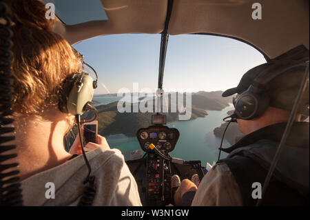 Haken Reef Whitsunday Island, Queensland, Australien - 15. Juli 2015: Blick aus dem Cockpit eines Hubschraubers in den Whitsunday Islands. Stockfoto