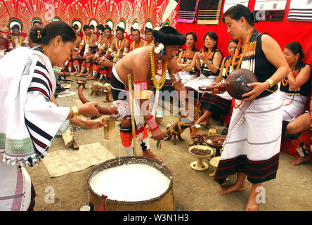 Menschen aus der ethnischen Gemeinschaft Angami in Essen auf der jährlichen Hornbill Festival im Dorf Kisama in Nagaland, Indien. Das Festival findet in der ersten Woche von Dezember, ist eine kulturelle Extravaganz, wo die Regierung, lokale Gemeinschaften und verschiedenen Nichtregierungsorganisationen eine Chance, zu beleben, zu schützen und den Reichtum und die Einzigartigkeit der Naga kulturelle Erbe zu erhalten. Es ist eine Gelegenheit für Touristen aus der ganzen Welt eine breite Sicht auf dieses schwer fassbare Land und seine Kultur zu erhalten. Während dieser Zeit Aktivitäten aller Naga Stämme (16 an der Zahl) sind in der Form des traditionellen Tanz, mus Stockfoto