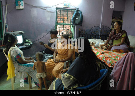 Shakila Babe (rechts) und Sanno Babe (links) mit Familie, in ihrer kleinen Zweizimmerwohnung in Iqbalpur, Kolkata. Sie haben es mit 10 Familienmitgliedern zu teilen. Diese ausserordentlichen Zwillinge aus einem armen muslimischen Gemeinschaft in Iqbalpur, bewiesen, dass Frauen tun Dinge, die Menschen tun können. Trotz der Zurückhaltung des Vaters auf dem Boden der sozialen und gemeinschaftlichen Bindungen, ihre Mutter inspiriert, weiblichen Boxer zu werden. Allen Widrigkeiten zum Trotz, Shakila ist jetzt als eine der vielversprechendsten jungen Frauen Boxer in Indien anerkannt. Sie gewann die internationale Meisterschaft in der Türkei. Sanno wurde auch für die Nominierten Stockfoto