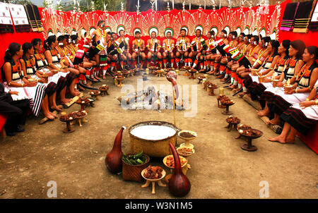 Menschen aus der ethnischen Angami Gemeinschaft auf der jährlichen Hornbill Festival im Dorf Kisama in Nagaland, Indien schlemmen. Das Festival findet in der ersten Woche von Dezember, ist eine kulturelle Extravaganz, wo die Regierung, lokale Gemeinschaften und verschiedenen Nichtregierungsorganisationen eine Chance, zu beleben, zu schützen und den Reichtum und die Einzigartigkeit der Naga kulturelle Erbe zu erhalten. Es ist eine Gelegenheit für Touristen aus der ganzen Welt eine breite Sicht auf dieses schwer fassbare Land und seine Kultur zu erhalten. Während dieser Zeit Aktivitäten aller Naga Stämme (16 an der Zahl) sind in der Form des traditionellen Tanz, Musik, Stockfoto