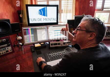 10 Juli 2019, Hessen, Frankfurt/Main: Stephan Becker, Sound Engineer' Spaß De Geistigen', sitzt im Studio und hebt die Daumen. Die neue Stimme für die Ansagen in Deutscher Stationen wurde bei einem Casting ausgewählt. Grauel's Stimme war für 60 Stunden aufgezeichnet. Bald wird es an alle die Deutsche Bahn Stationen zu hören. Foto: Andreas Arnold/dpa Stockfoto