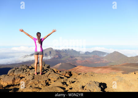 Wandern Frau an der Spitze glücklich und Erfolge feiern. Weibliche Wanderer auf dem Gipfel der Welt jubeln gewinnen Geste in Gipfel der Berg, der im Osten Maui Vulkan Haleakala National Park Hawaii erreicht. Stockfoto