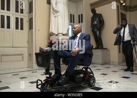 Washington, District of Columbia, USA. 16. Juli, 2019. United States Vertreter Elijah Cummings (Demokrat von Maryland) macht sich auf den Weg zum Haus Stock für eine Abstimmung über die Tweets der Vereinigten Staaten Präsident Donald J. Trumpf auf dem Capitol Hill in Washington, DC, USA am 16. Juli 2019. Credit: Stefani Reynolds/CNP/ZUMA Draht/Alamy leben Nachrichten Stockfoto