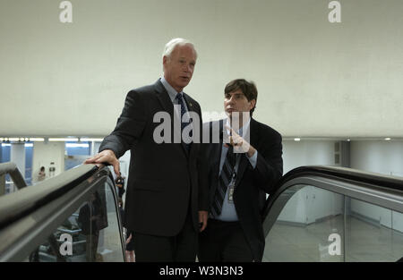 Washington, District of Columbia, USA. 16. Juli, 2019. United States Senator Ron Johnson (Republikaner von Wisconsin) spricht mit einem Reporter auf dem Capitol Hill in Washington, DC, USA am 16. Juli 2019. Credit: Stefani Reynolds/CNP/ZUMA Draht/Alamy leben Nachrichten Stockfoto