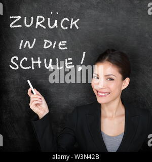 Zuruck in die Schule - deutsche Lehrer Frau. Zurück zu Schule in deutscher Sprache auf die Tafel geschrieben von Weibchen auf der Schiefertafel. Frau Professor Vermittlung der deutschen Sprache an der Hochschule, der High School oder in der Grundschule. Stockfoto