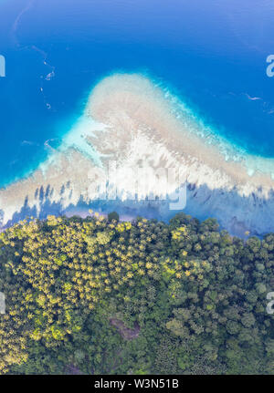 Ein Korallenriff umgibt, idyllischen Inseln in der Nähe von New England in Papua-neuguinea. Dieser Bereich ist Teil der Korallen Dreieck aufgrund ihrer biologischen Vielfalt. Stockfoto