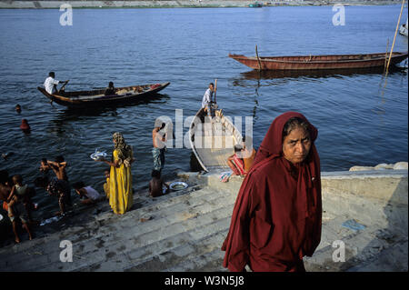 Eine Landung oder Baden Ghat, durch die buriganga Fluss, in Dhaka, Bangladesh. Tausende von Gallonen Abwasser und andere Gewässer rund um die Stadt, ist regelmäßig in den Fluss, seine Wasser extrem für den menschlichen Verzehr und die Verwendung verschmutzt. Aber arme Menschen, die am Rande der Stadt haben kaum eine andere Wahl, aber Sie trotzdem zu verwenden. 2006. Stockfoto