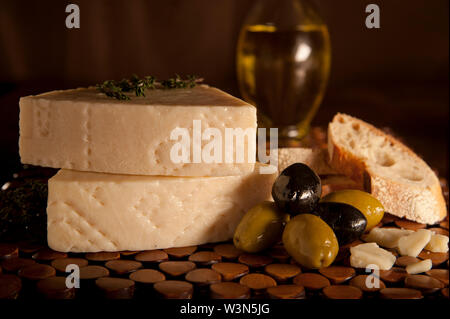 Peccorino Romano Käse mit Oliven und Brot Stockfoto