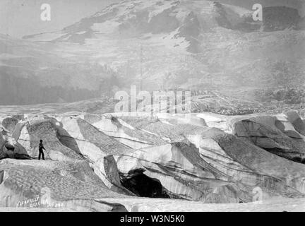 Kletterer auf Nisqually Gletscher Südhang des Mount Rainier ca 1895 (WASTATE 2057). Stockfoto