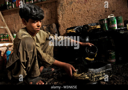 Ein afghanischer Junge arbeitet mit einer KFZ-Werkstatt, in der nordwestlichen Stadt Herat, Afghanistan. Mai 6, 2009. Jungen Jungen, die Sie als "hagrid" (Lernende) an der Sweatshops ca. 300 Afghani (6 US-Dollar) pro Woche verdienen. Stockfoto