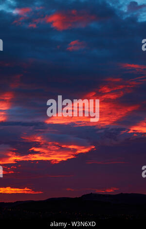 Sonnenstrahlen auf Wolken bei Sonnenaufgang, Dunedin, Otago, Südinsel, Neuseeland Stockfoto