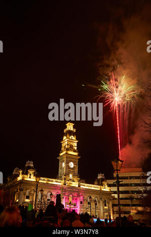 Feuerwerk und städtische Räume, Mid-Winter Karneval, das Achteck, Dunedin, Südinsel, Neuseeland Stockfoto