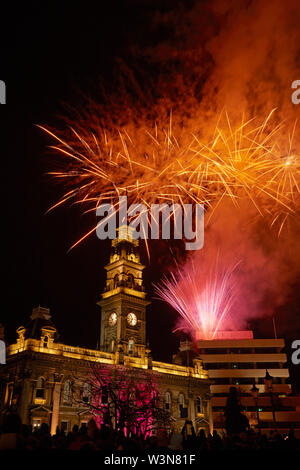 Feuerwerk und städtische Räume, Mid-Winter Karneval, das Achteck, Dunedin, Südinsel, Neuseeland Stockfoto