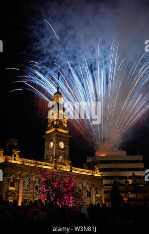 Feuerwerk und städtische Räume, Mid-Winter Karneval, das Achteck, Dunedin, Südinsel, Neuseeland Stockfoto