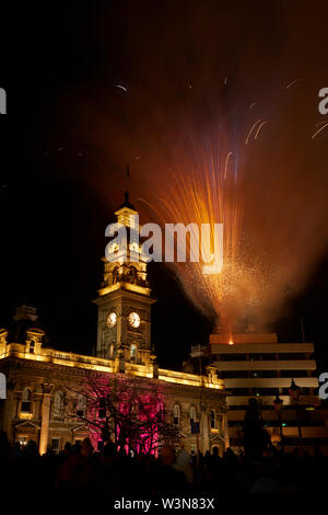 Feuerwerk und städtische Räume, Mid-Winter Karneval, das Achteck, Dunedin, Südinsel, Neuseeland Stockfoto