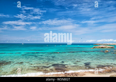 Azurblaues wasser Great Stirrup Cay Bahamas. Genießen Sie rest Bahamas. Türkisfarbene Meer Wellen an der Küste von Bahamas. Resort Cruise Erholung der beste Urlaub überhaupt. Paradies auf Erden. Blick auf die Skyline von Bahamas Beach. Stockfoto