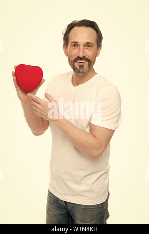 Man bärtige Hipster halten Herz. Valentines Tag feiern. Liebe und romantische Gefühle Konzept. Verlieben. Mich zu Ihnen. Herz-Attribut von Valentine. Herz Geschenk oder zu präsentieren. Gruß aus ehrlichem Herzen. Stockfoto