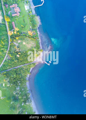 Ansicht von oben von einem Pier in Rupanco See türkisfarbenen Wasser an einem vacation villas Wohngebiet eine erstaunliche Landschaft im Süden Chile Stockfoto