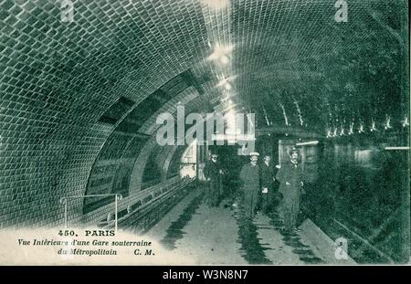 CM 450 - PARIS - Vue intérieure d'une Gare souterraine du Métropolitain. Stockfoto